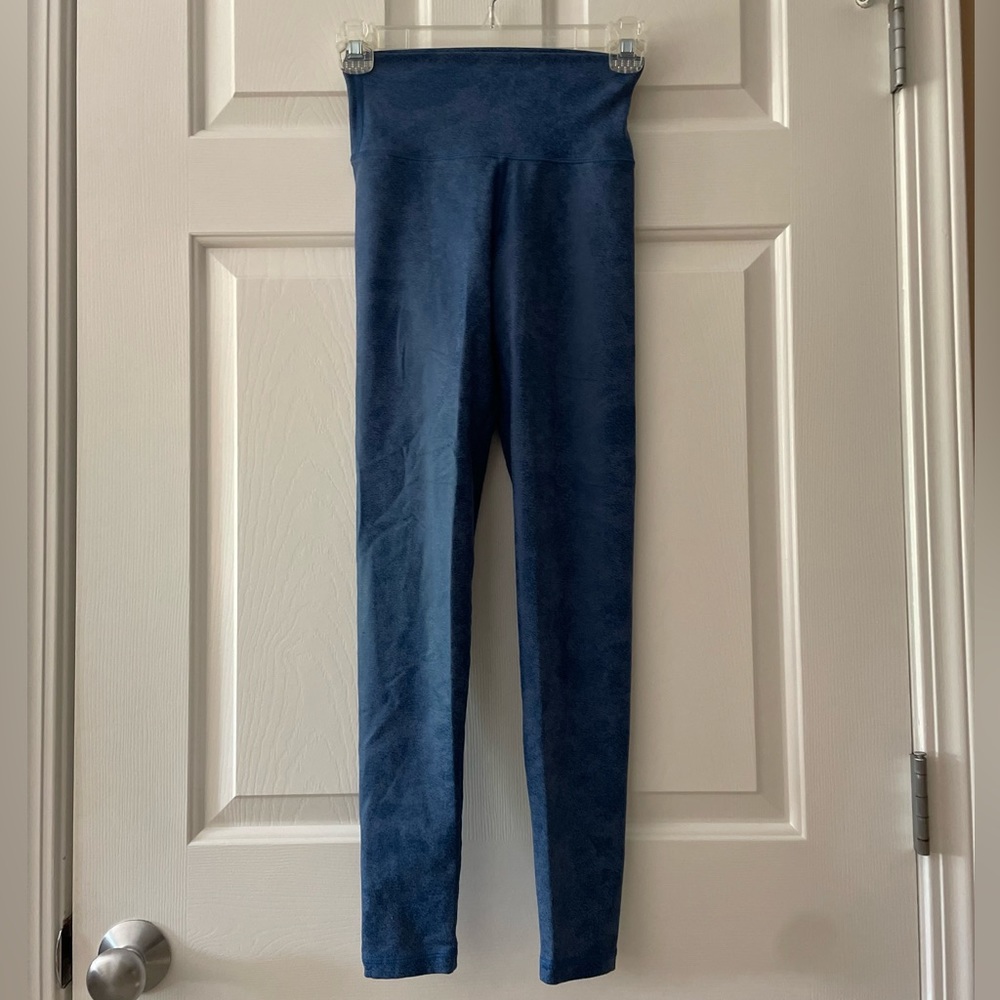 Blue leggings, worn once, no stains/smells, good condition!
